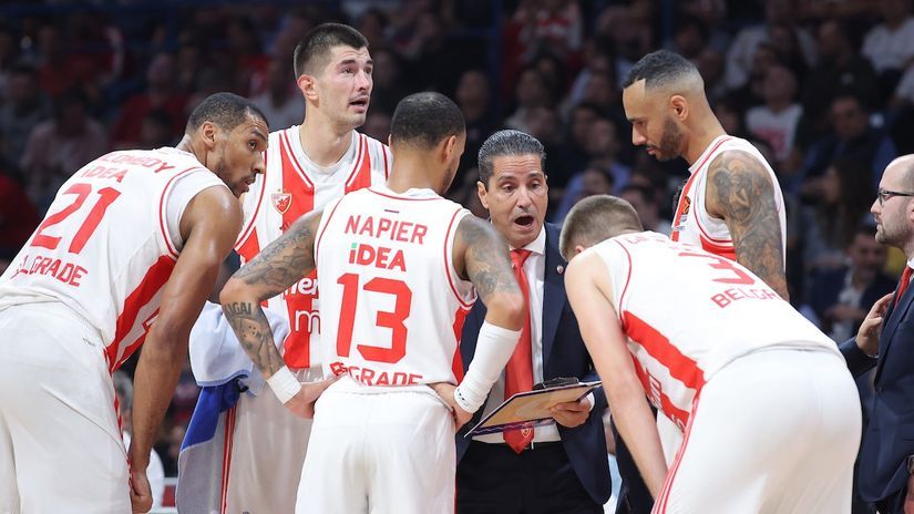Košarkaši Crvene zvezde i trener Janis Sferopulos (Foto: Starsport)