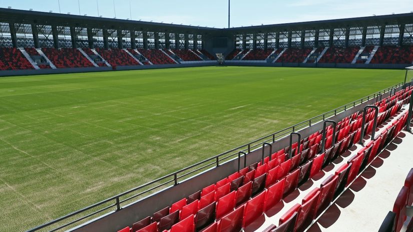 Teren stadiona u Leskovcu se čuva za Srbija - Bugarska (©Starsport)