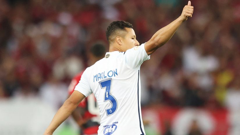 Marlon (Kruzeiro) pozdravlja navijače