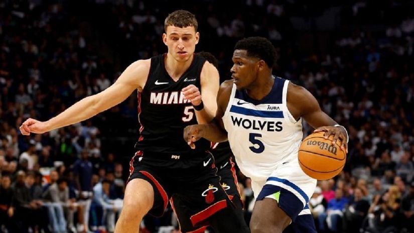 Nikola Jović i Entoni Edvards (©AFP)