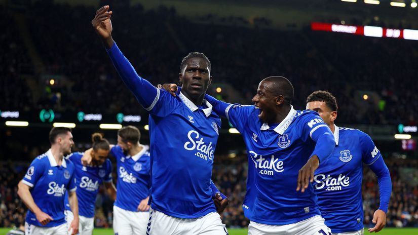 Amadu Onana i Abdulaj Dukure proslavljaju gol (Reuters)