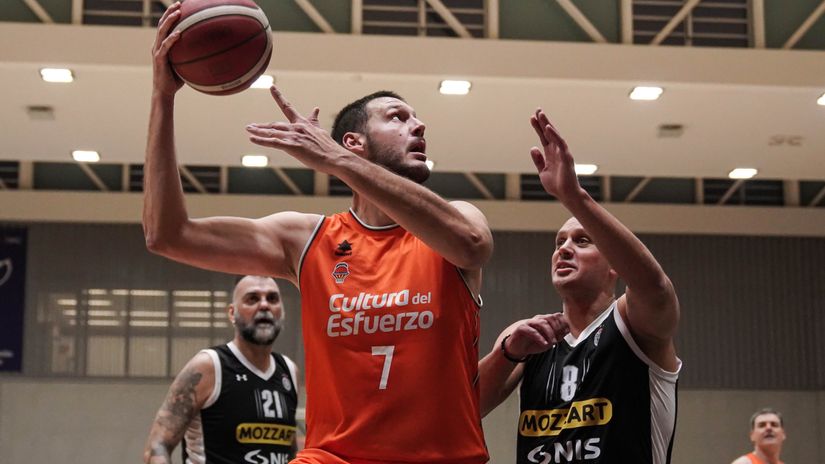 Kosta Perović u duelu sa Sašom Pavlovićem (©Valencia Basket)