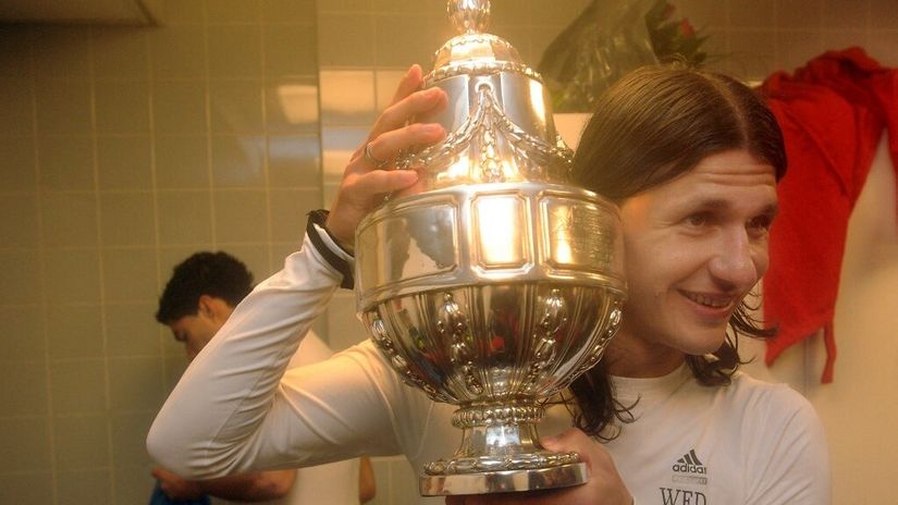 Marko Pantelić sa peharom holandskog Kupa (©AFP)
