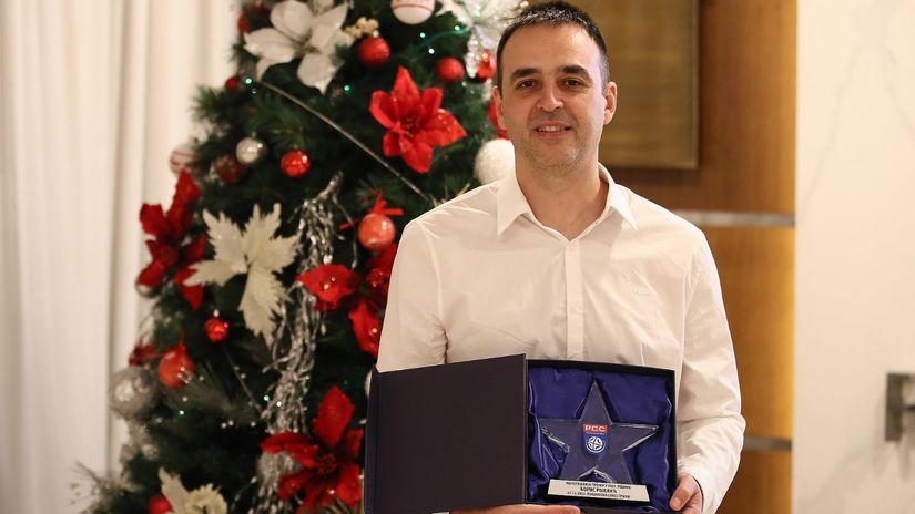 Boris Rojević sa nagradom za najboljeg srpskog trenera u 2023. godini (©RSS)