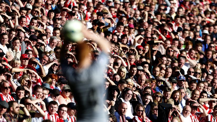 Nekadašnji golman Njukasla, Džek Kolbek ispred navijača Sanderlenda (Reuters)