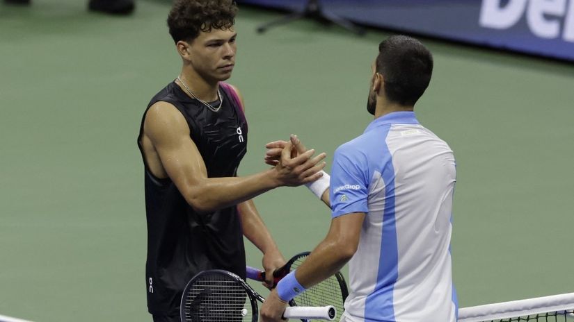 Ben Šelton i Novak Đoković (© AFP)