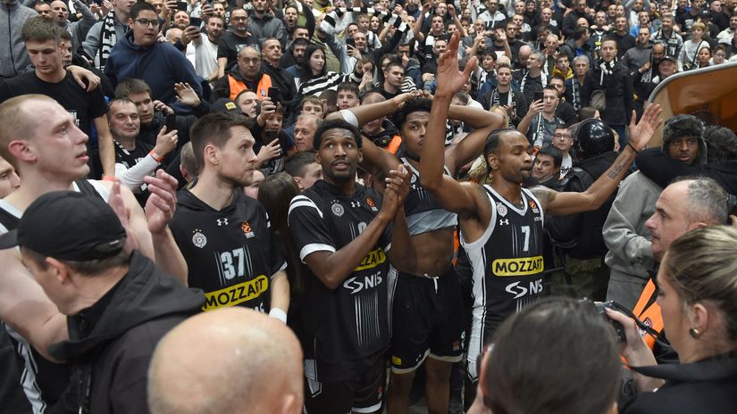 Košarkaši Partizan Mozzart Beta sa navijačima posle Makabija (©MN Press)