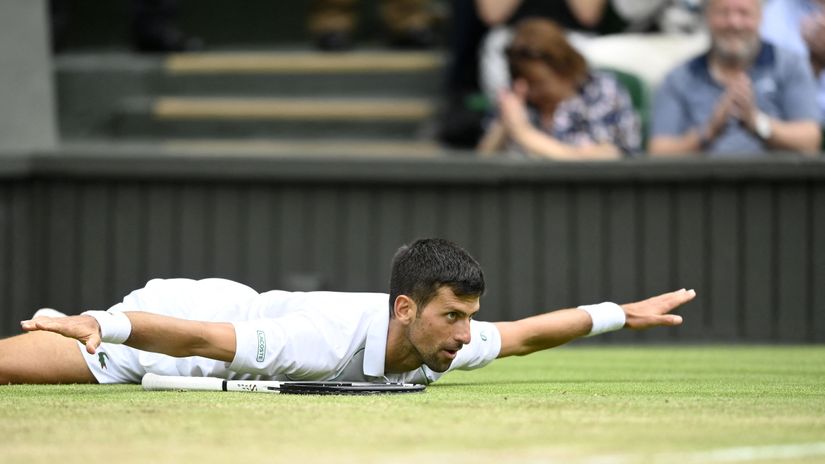Novak Đoković protiv Sinera u četvrtfinalu Vimbldona 2022. godine (Reuters)