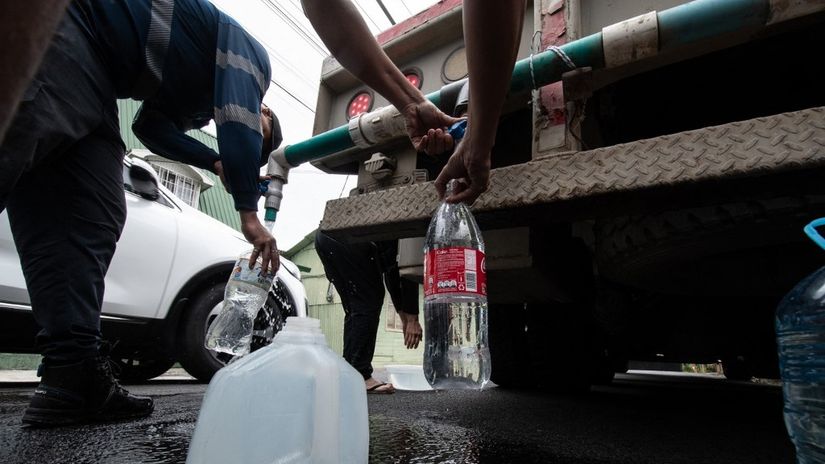 U poslednjih nekoliko dana građani San Hozea se snabdevaju pijećom vodom iz cisterni (©AFP)