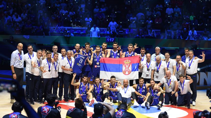 Reprezentacija Srbije - detalj posle finala u Manili (©MN Press)