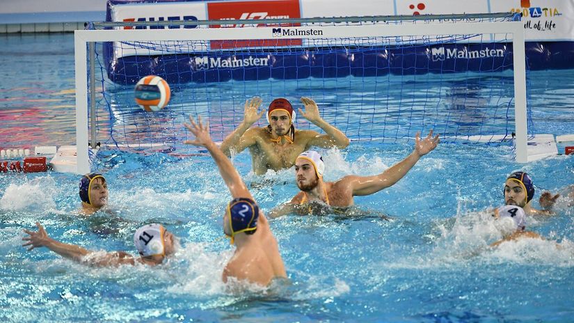 Akcija Španaca i Petar Tešanović na golu (©European Water Polo Championship 2024)