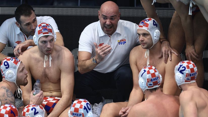 Ivica Tucak sa hrvatskim reprezentativcima (©European Water Polo Championship 2024)
