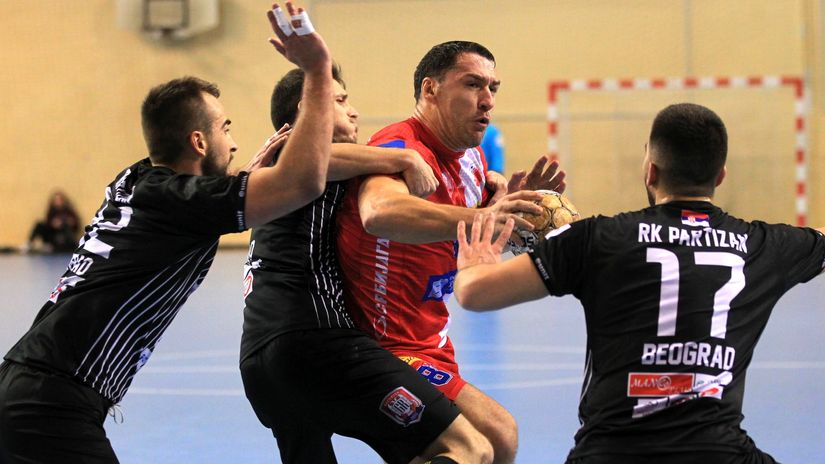Boris Puhovski u duelu sa trojicom igrača Partizana (©MN Press)
