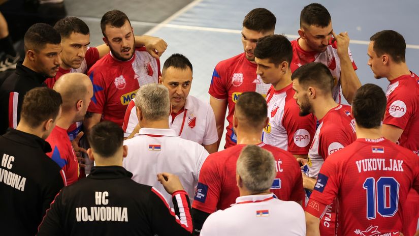Boris Rojević daje instrukcije igračima Vojvodine (©Starsport)