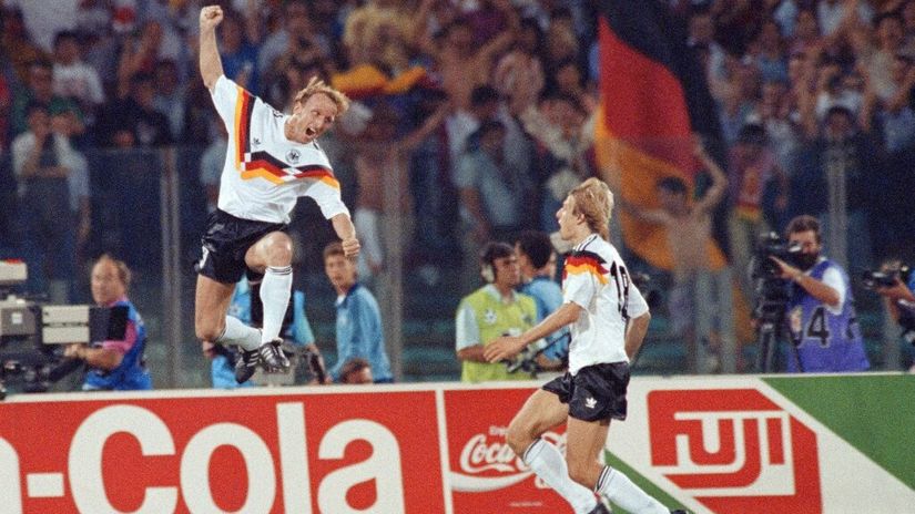 Andreas Breme i Jirgen Klinsman slave pobednički penal u finalu SP 1990 (@AFP)