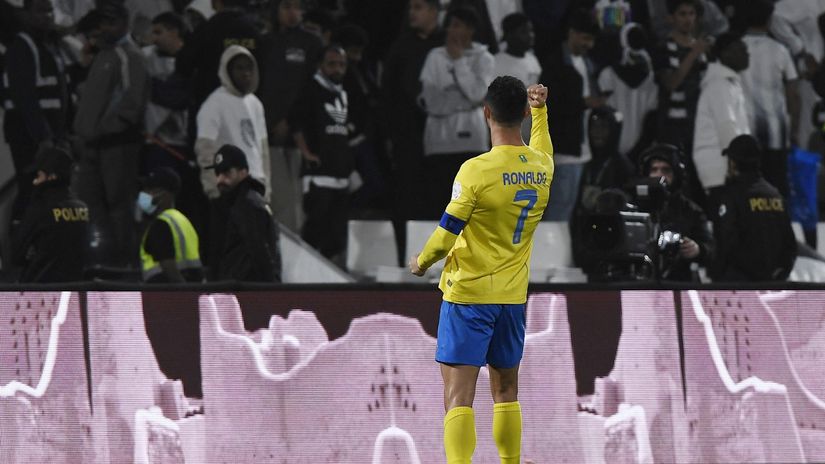 Kristijano Ronaldo pred navijačima Al Šababa (©Reuters)