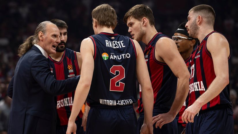 Duško Ivanović i košarkaši Baskonije (©Star Sport) 