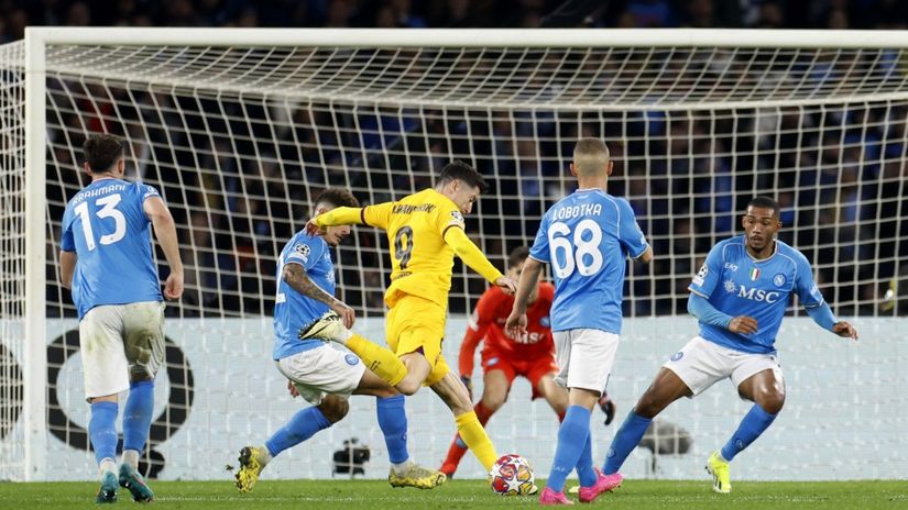 Robert Levandovski postiže gol protiv Napolija (©Reuters)
