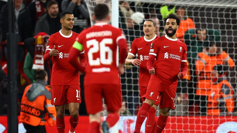 Mohamed Salah slavi gol sa saigračima (Reuters)