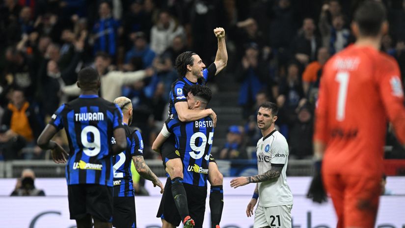 Slavlje Darmijana posle gola Napoliju (Reuters)