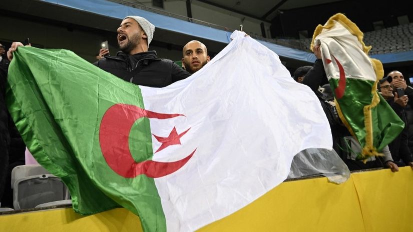 Navijači sa alžirskim zastavama (©AFP)