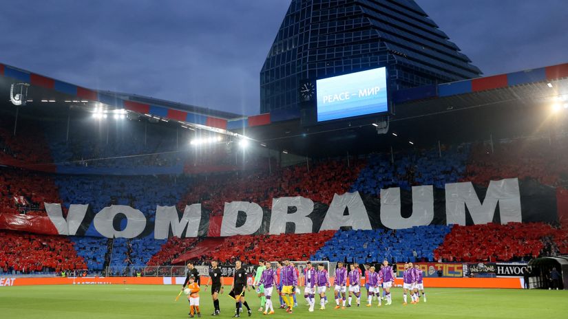 Detalj pre početka utakmice na stadionu Sent Jakob park (Reuters)