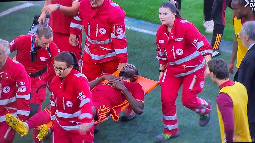 Drama u Udinama! Igrač Rome se srušio na teren, utakmica odmah prekinuta (VIDEO)