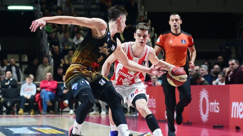Nikola Topić sa loptom (© Star sport)
