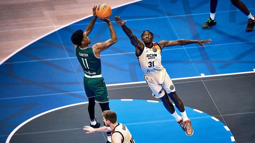 Karter poentira preko Enisa (Foto: FIBA)