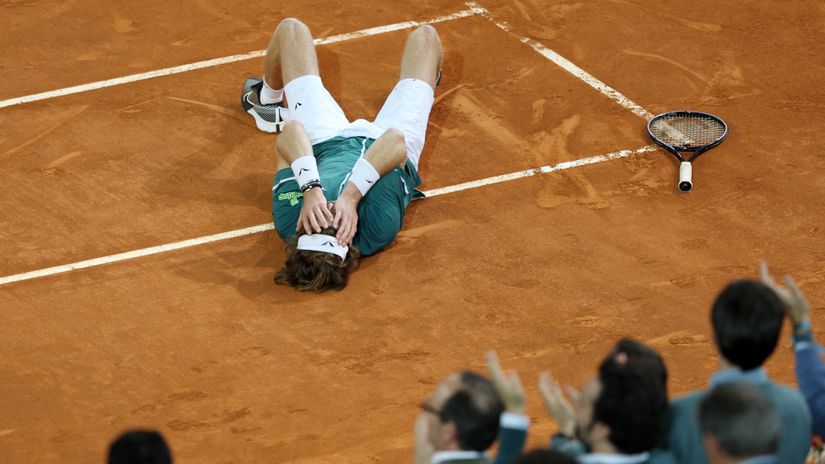 Andrej Rubljov na madridskoj šljaci nakon osvajanja masters titule (Reuters)