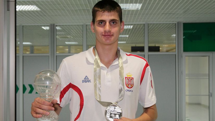 Nikola Jokić sa medaljom sa juniorskog prvenstva sveta (MN Press)