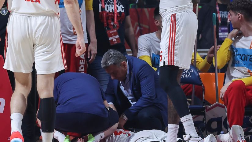 Veliki problem za Zvezdu: Nikola Topić se povredio, saigrači ga izneli sa parketa