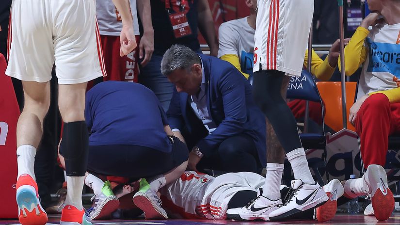 Nikola Topić leži dok mu se ukazuje pomoć (©Star Sport)