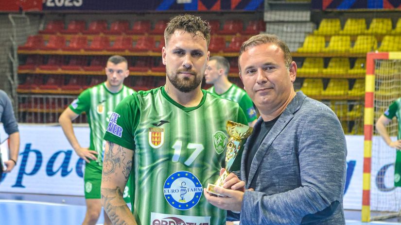 Bogdan Radivojević prima nagradu za najboljeg strelca završnog turnira Kupa Makedonije  (©Rukometni savez Makedonije/Filip Viranovski