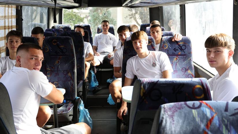Partizanovi omladinci u autobusu (©Starsport)