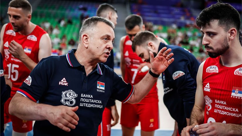 Kolaković sa igračima (©FIVB)