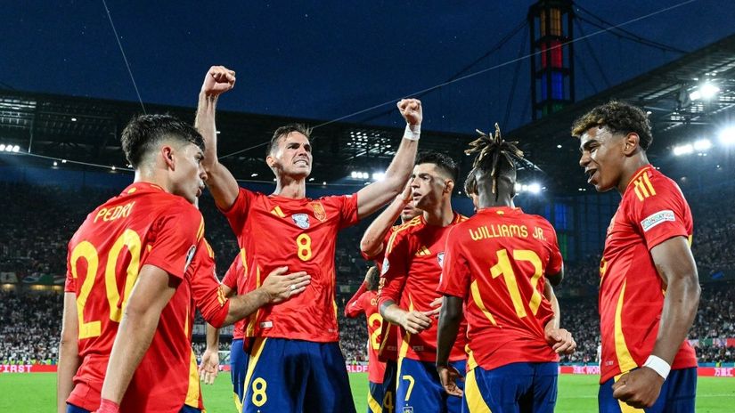 Slavlje Španaca nakon gola Ruisa za preokret (AFP)