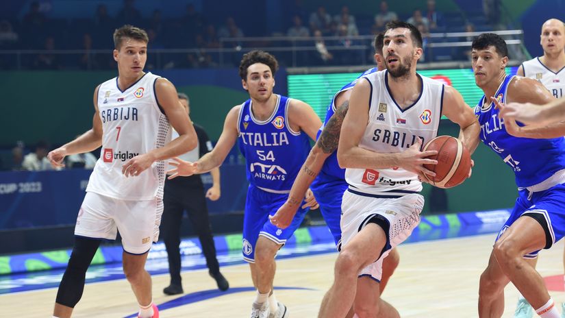 Košarkaši Srbije u duelu sa Italijanima (©MN Press)