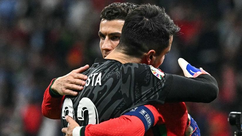 Diogo Kosta i Kristijano Ronaldo u zagrljaju (©AFP)