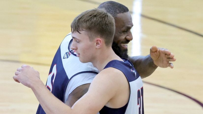 Kuper Fleg i Lebron Džejms (©AFP)