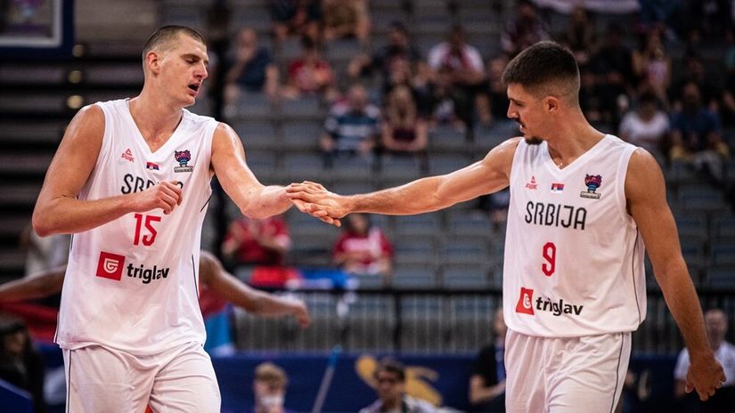 Nikola Jokić i Vanja Marinković (©FIBA Basketball)