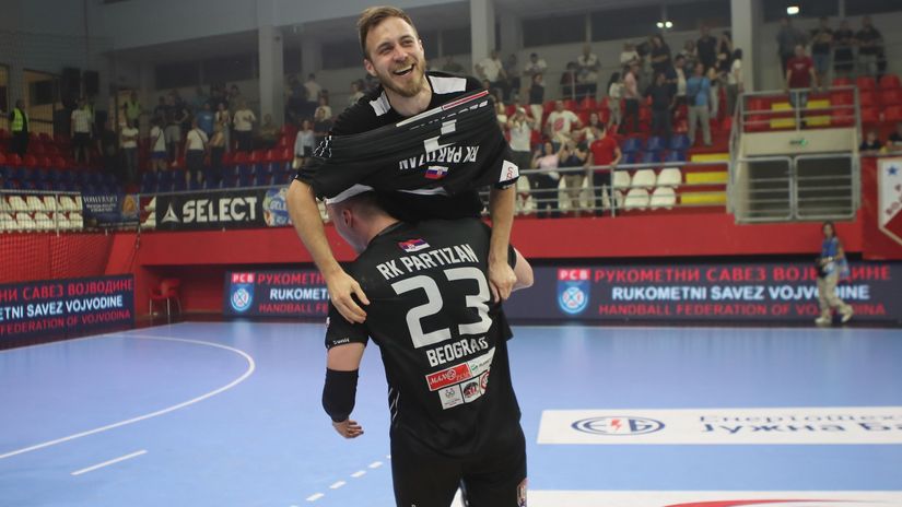 Mladen Šotić na rukama saigrača posle prvog trofeja u crno-belom dresu (©MN Press)