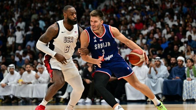 Lebron Džejms i Filip Petrušev (©AFP)