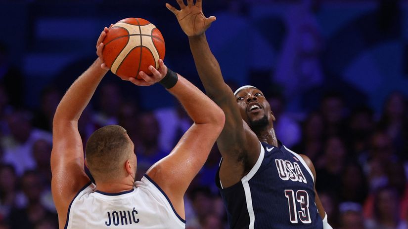 Nikola Jokić i Bem Adebajo (©Reuters)