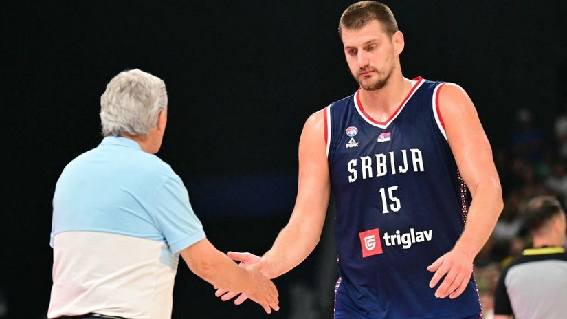 Svetislav Pešić i Nikola Jokić (© AFP)