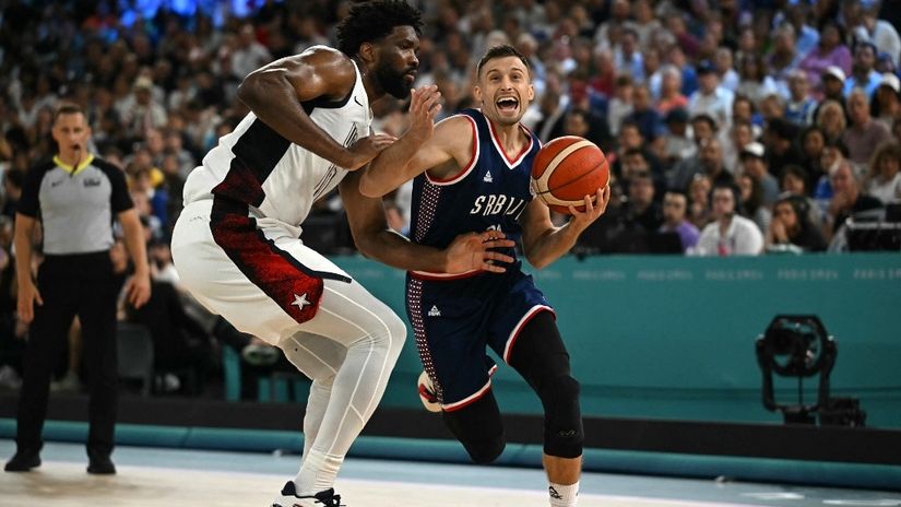 Aleksa Avramović u duelu sa Embidom (© AFP)