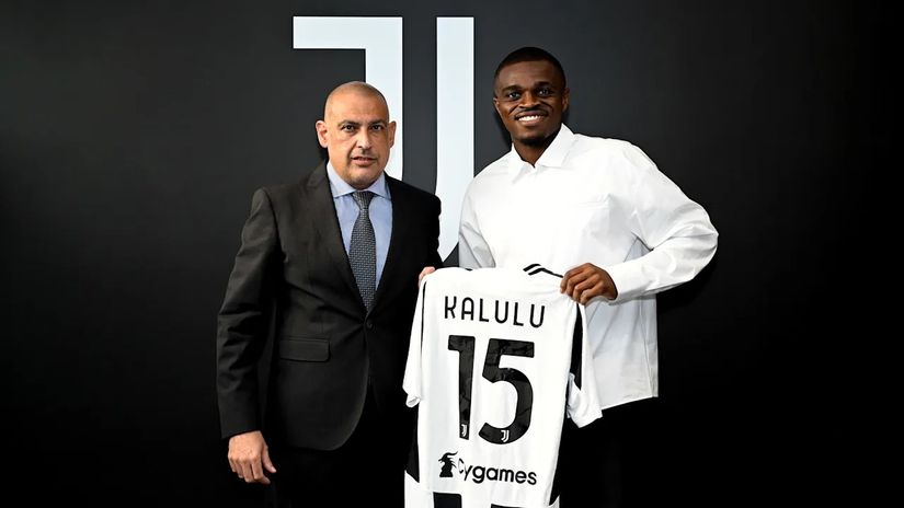 Pjer Kalulu na promociji (©Juventus)