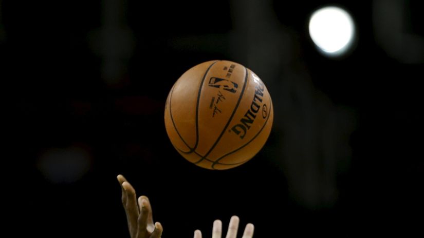 NBA lopta (REUTERS)