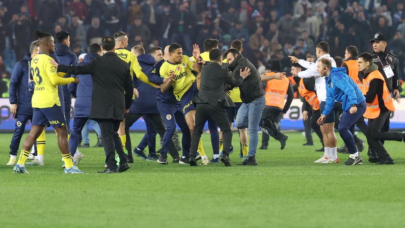 Incidenti na meču Trabzon - Fenerbahče prošle sezone (©Reuters)