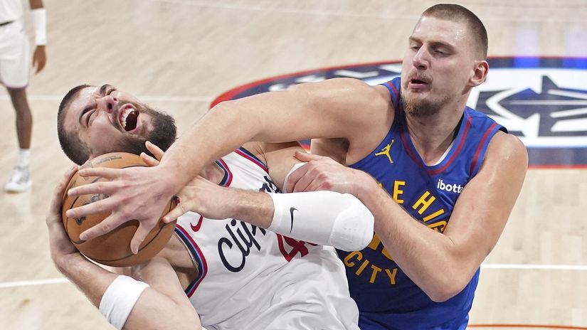 Nikola Jokić protiv Klipersa (©Guliver/AP Photo/Mark J. Terrill)